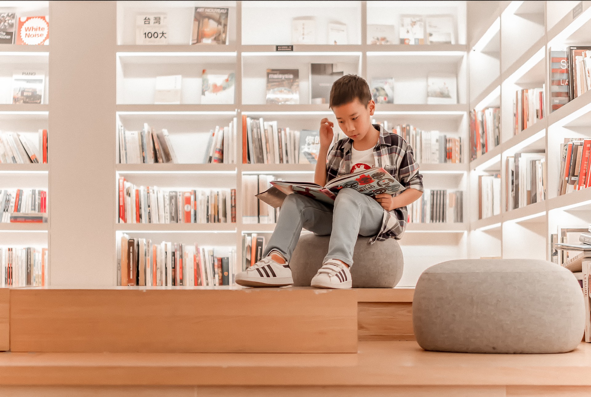 Book sharing. Early reading for kids books. Стопка книг в интерьере фото. Располагающая атмосфера для чтения с ребенком. Чтение с ё.