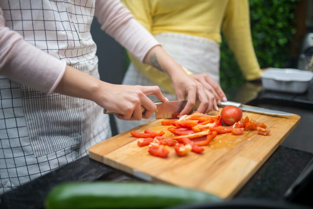 cutting tomatoes